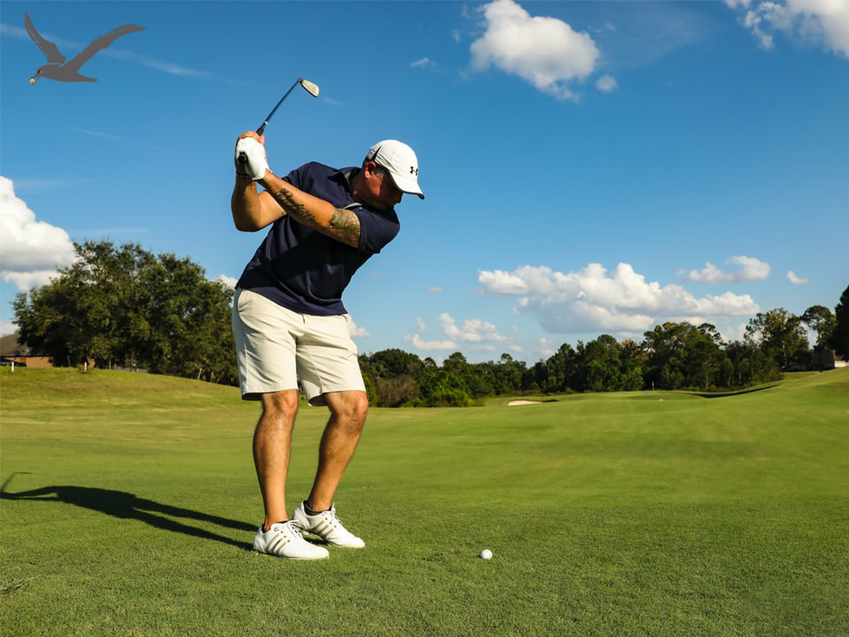 Az egészségbe való lengés: A golf fizikai, mentális és társadalmi előnyei